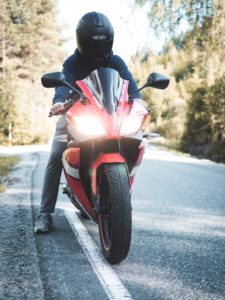Zichtbaarheid met de motor op de weg door goede verlichting.